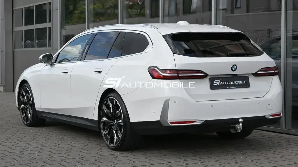 Gebraucht BMW 540 Performance 303 PS (222 kW) 2025 Weiß Kombi