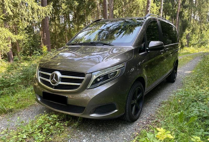 Grau Gebraucht 2017 Mercedes V250 Avantgarde Edition Van / Kleinbus | 37.800 € (Superpreis) - Bild 1/4
