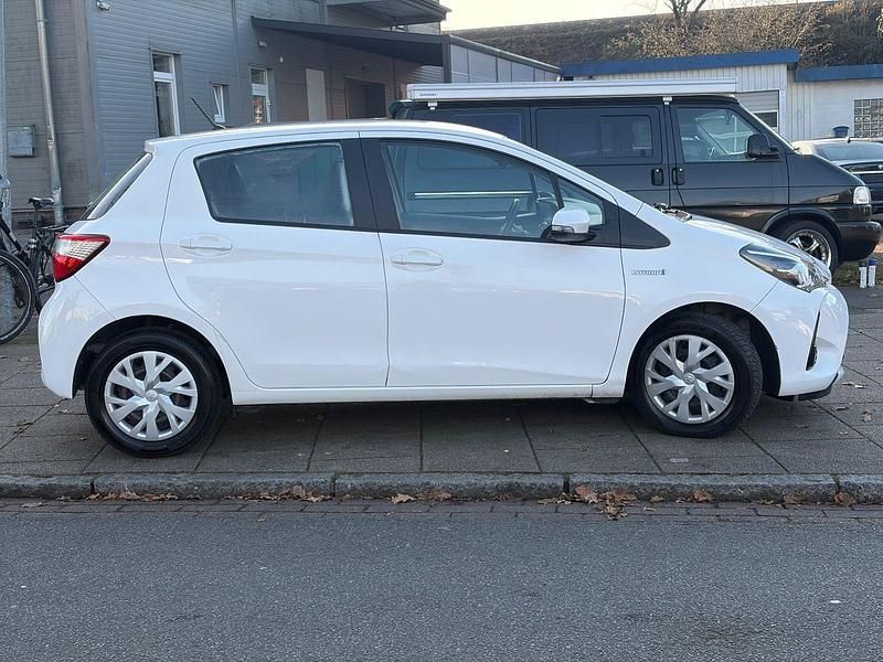 Gebraucht Toyota Yaris Hybrid Comfort 75 PS (55 kW) 2019 Weiß Kleinwagen