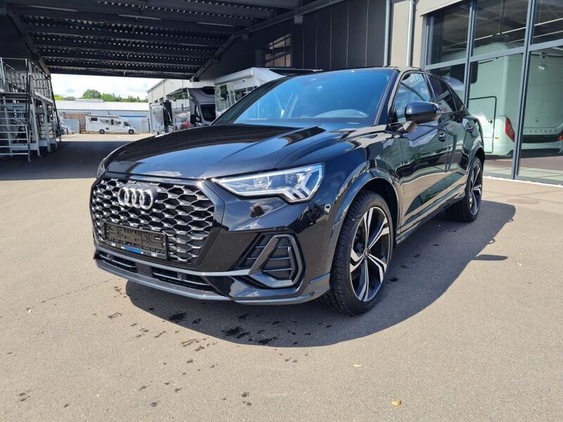 Mythosschwarz metallic (metallic) Gebraucht 2023 Audi Q3 Sportback Sport SUV | 48.880 € (Etwas zu teuer) - Bild 1/4