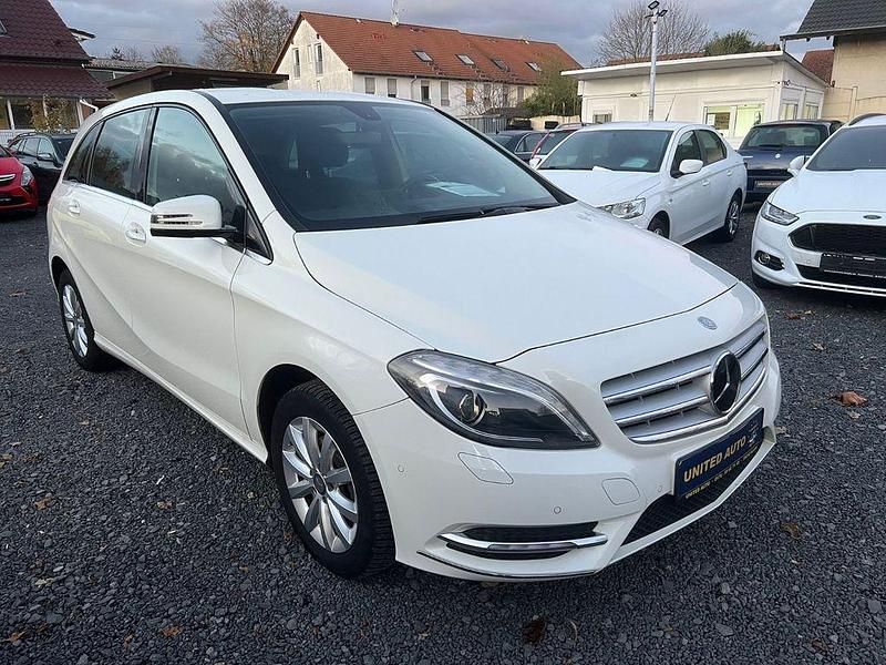 Gebraucht Mercedes B180 122 PS (89 kW) 2012 Weiß Van / Kleinbus