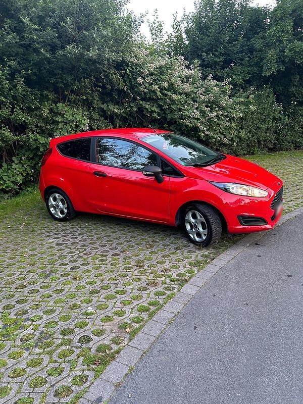 Gebraucht Ford Fiesta 69 PS (50 kW) 2015 Rot Kleinwagen