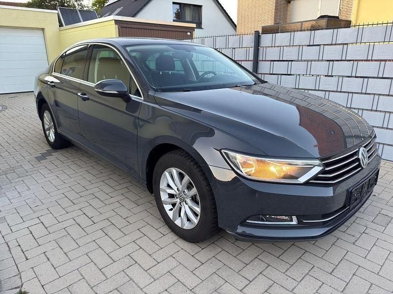 Grau Gebraucht 2015 VW Passat Comfortline Limousine | 10.990 € (Superpreis) - Bild 1/4