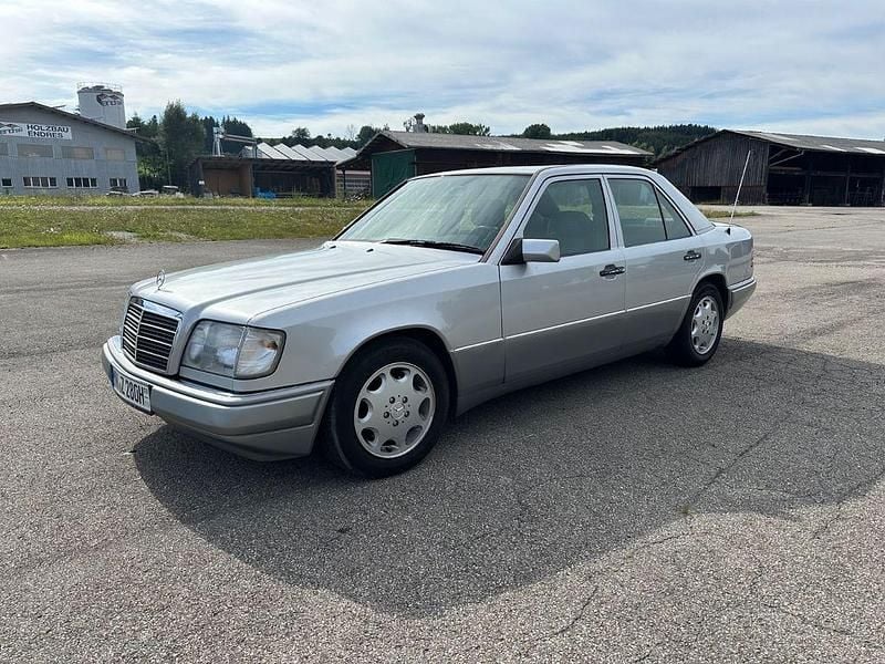 Gebraucht Mercedes E280 193 PS (141 kW) 1994 Silber Limousine