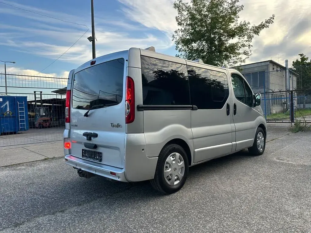 Gebraucht Renault Trafic 145 PS (106 kW) 2007 Silber Van / Kleinbus