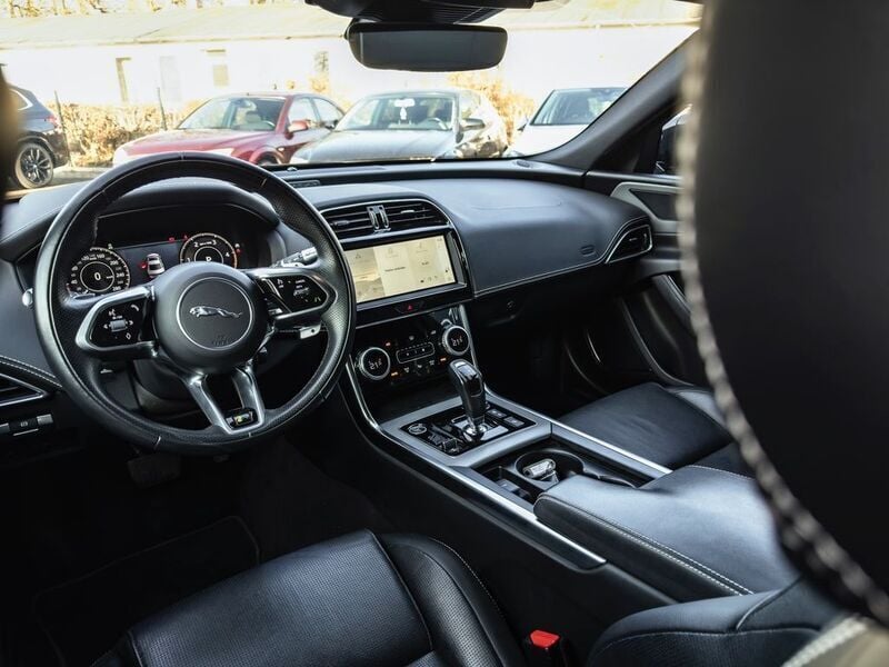 Gebraucht Jaguar XE R-Dynamic 204 PS (150 kW) 2021 Schwarz Limousine