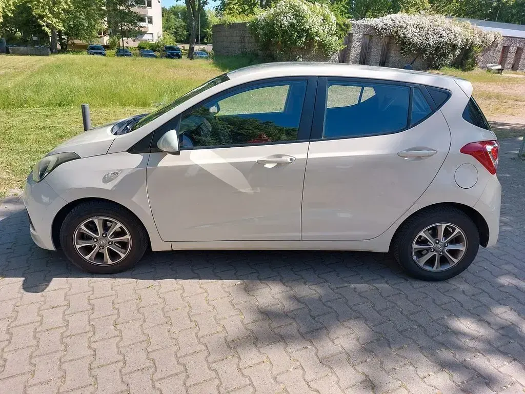 Gebraucht Hyundai i10 Edition 67 PS (49 kW) 2014 Beige Kleinwagen