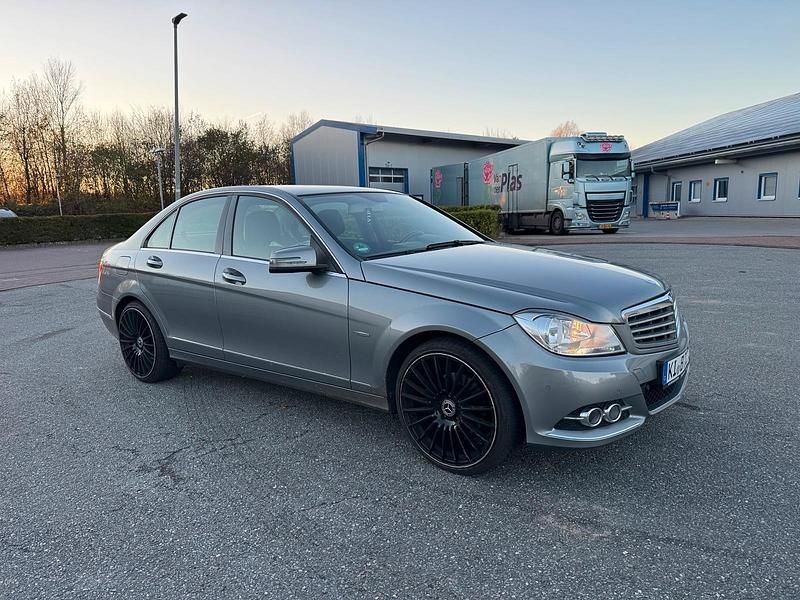 Grau Gebraucht 2012 Mercedes C220 Limousine | 9.500 € (Fairer Preis) - Bild 1/4