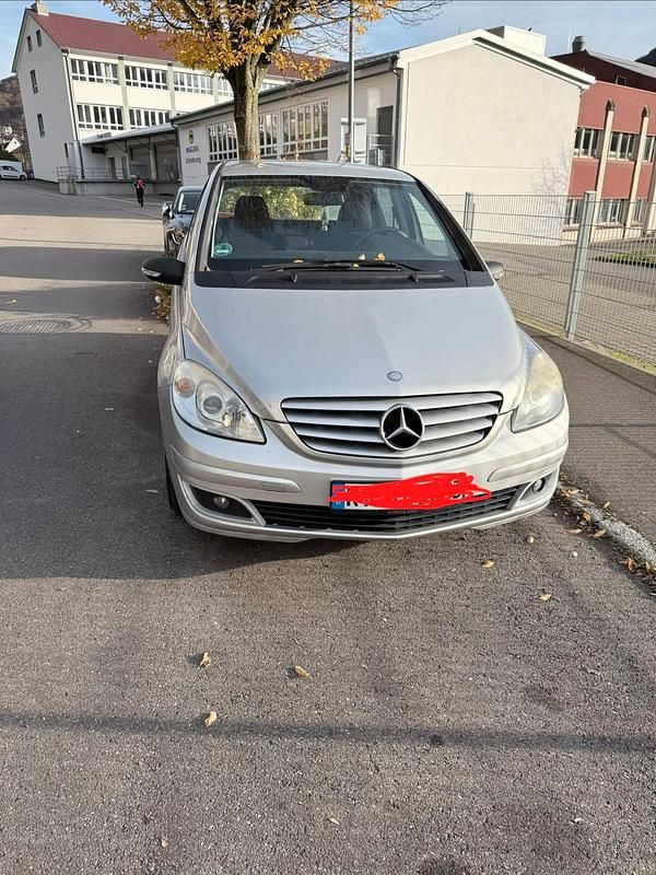 Silber Gebraucht 2006 Mercedes B180 Van / Kleinbus | 2.250 € (Fairer Preis) - Bild 1/4