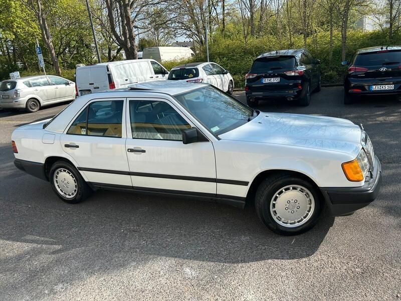 Weiß Gebraucht 1989 Mercedes E300 Limousine | 9.999 € - Bild 1/4
