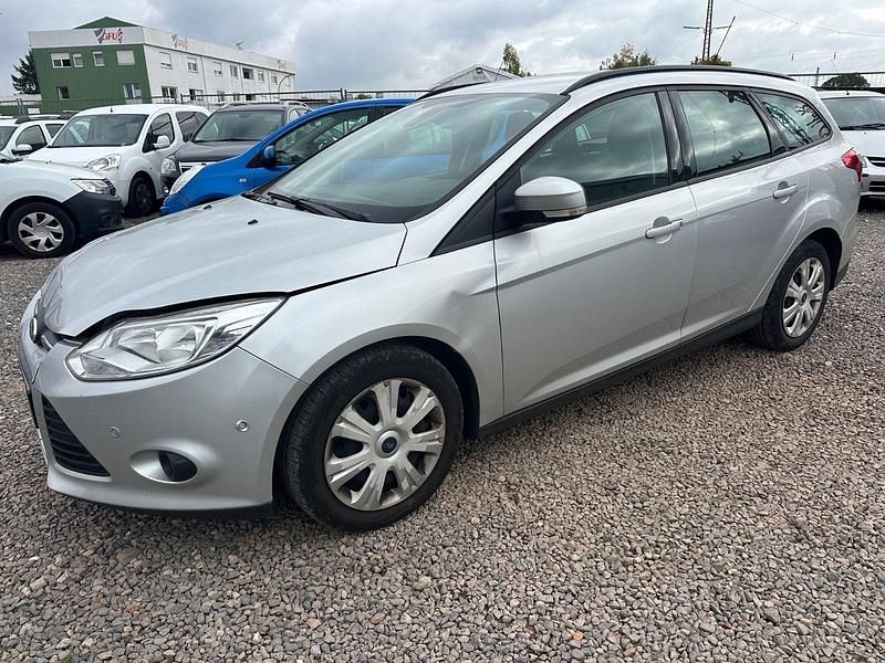 Silber Gebraucht 2013 Ford Focus Trend Kombi | 2.500 € (Guter Preis) - Bild 1/4