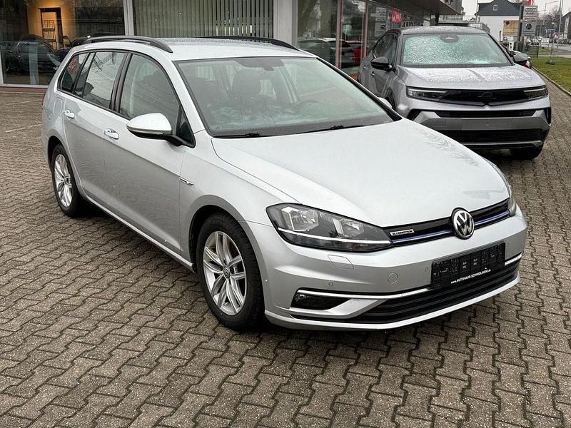 Gebraucht VW Golf VII 131 PS (96 kW) 2019 Reflexsilber metallic (metallic) Kombi