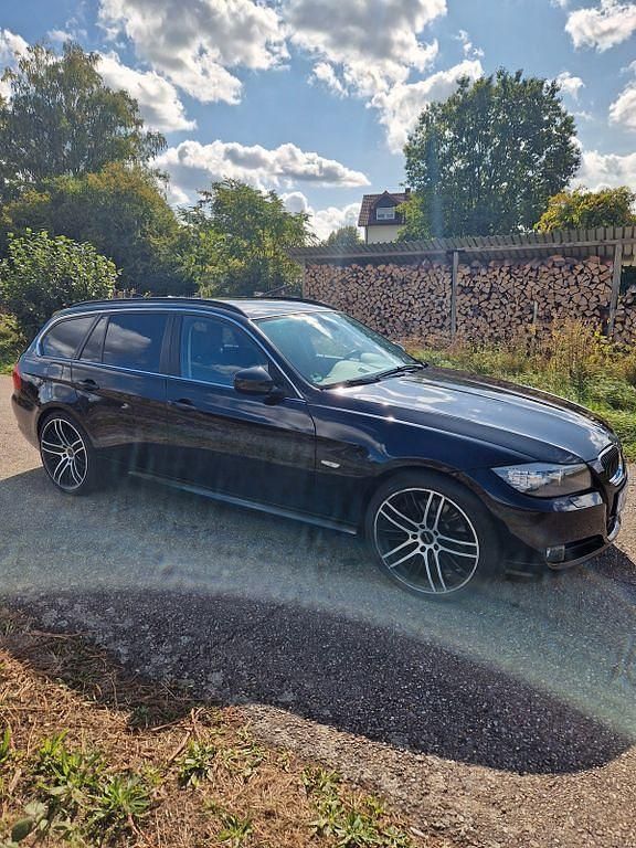 Schwarz Gebraucht 2011 BMW 325 Sport Line Kombi | 10.600 € (Fairer Preis) - Bild 1/4