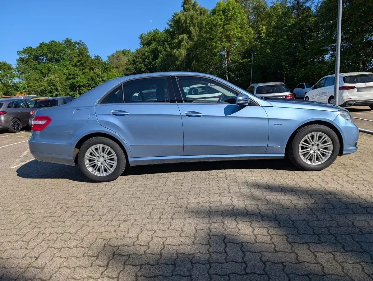 Gebraucht Mercedes E250 204 PS (150 kW) 2009 Blau Limousine