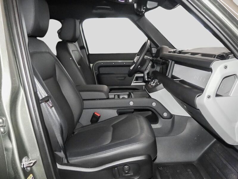 Gebraucht Land Rover Defender SE Dynamic 202 PS (148 kW) 2023 Pangea green (metallic) SUV