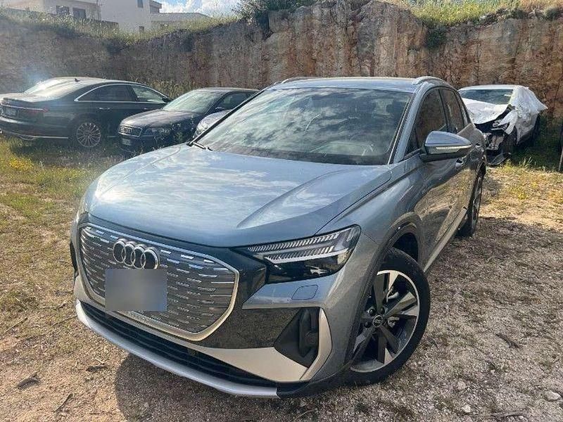 Geysirblau metallic Gebraucht 2024 Audi Q4 e-tron S-Line SUV | 43.820 € - Bild 1/2