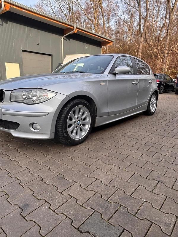 Silber Gebraucht 2005 BMW 118 Kleinwagen | 3.400 € (Fairer Preis) - Bild 1/4