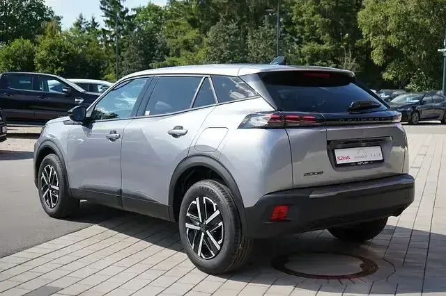 Neu Peugeot 2008 101 PS (74 kW) 2026 Grau SUV