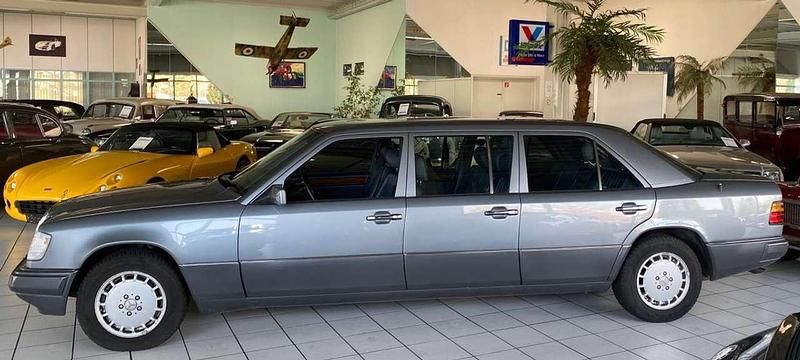 Blau Gebraucht 1990 Mercedes E260 Limousine | 29.000 € - Bild 1/4