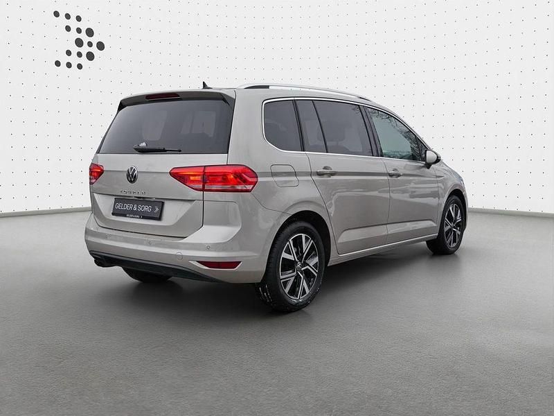 Gebraucht VW Touran Highline 150 PS (110 kW) 2024 Ivory silver metallic Van / Kleinbus