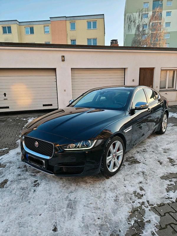 Schwarz Gebraucht 2015 Jaguar XE Limousine | 12.800 € (Fairer Preis) - Bild 1/4