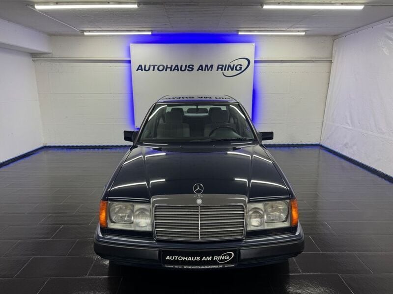 Blau Gebraucht 1992 Mercedes E230 Limousine | 12.999 € - Bild 1/4