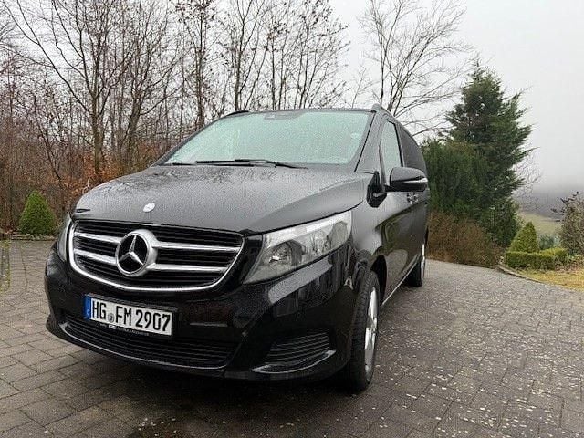 Schwarz Gebraucht 2016 Mercedes V220 Edition Van / Kleinbus | 28.999 € (Guter Preis) - Bild 1/4