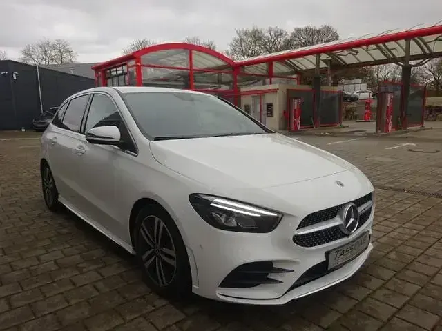 Gebraucht Mercedes B180 AMG line 136 PS (100 kW) 2020 Weiß Kleinwagen