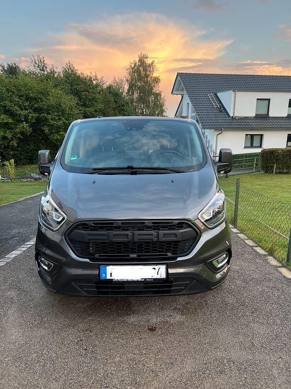Grau Gebraucht 2019 Ford Tourneo Custom Titanium Van / Kleinbus | 33.400 € (Fairer Preis) - Bild 1/3
