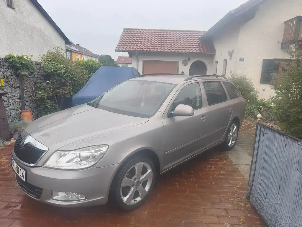 Używany Skoda Octavia Elegance 105 KM (77 kW) 2010 Beżowy Kombi