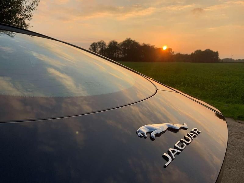 Schwarz Gebraucht 2018 Jaguar F-Type Coupé | 55.000 € - Bild 1/4