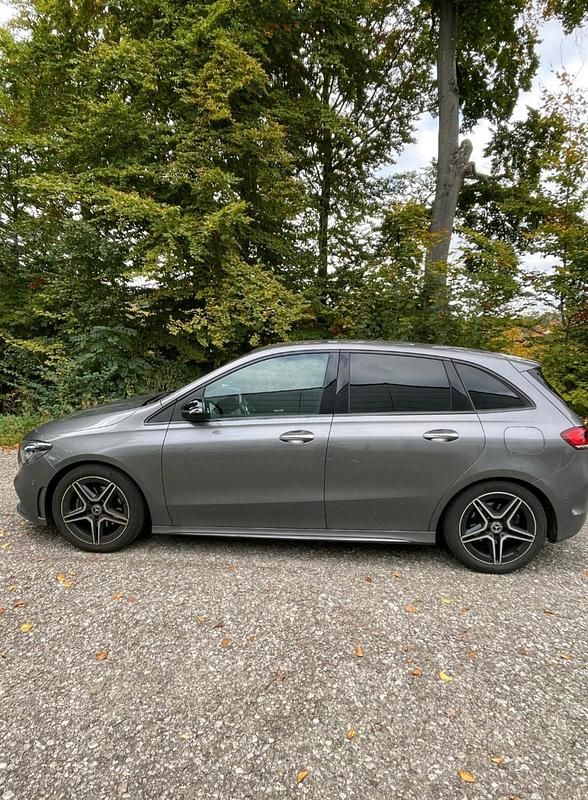Grau Gebraucht 2019 Mercedes B200 AMG line Van / Kleinbus | 24.000 € (Etwas zu teuer) - Bild 1/4
