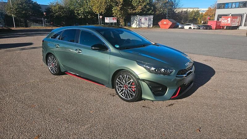 Grün Gebraucht 2022 Kia ProCeed GT 2 Kleinwagen | 25.500 € (Fairer Preis) - Bild 1/4