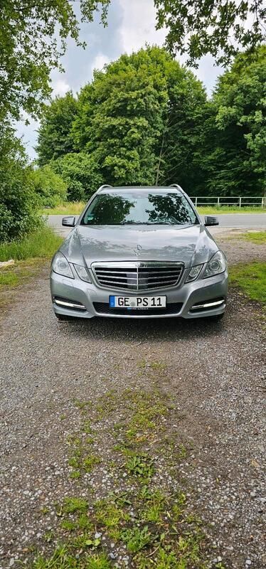 Grau Gebraucht 2025 Mercedes E350 Avantgarde Kombi | 10.000 € - Bild 1/4