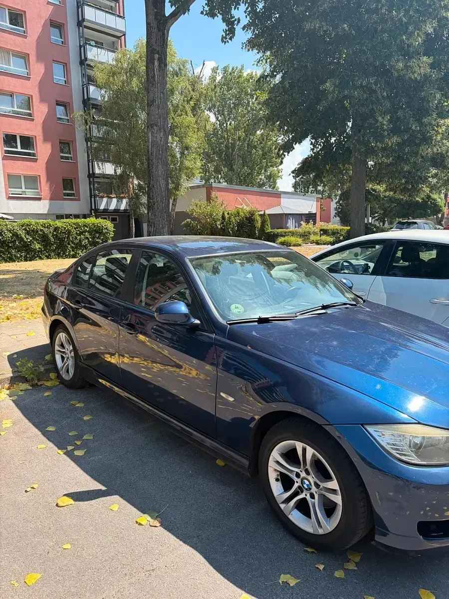Gebraucht BMW 318 143 PS (105 kW) 2011 Blau Limousine