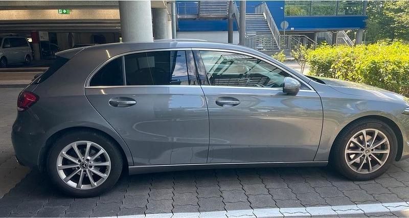 Grau Gebraucht 2022 Mercedes A200 Limousine | 28.500 € (Etwas zu teuer) - Bild 1/4