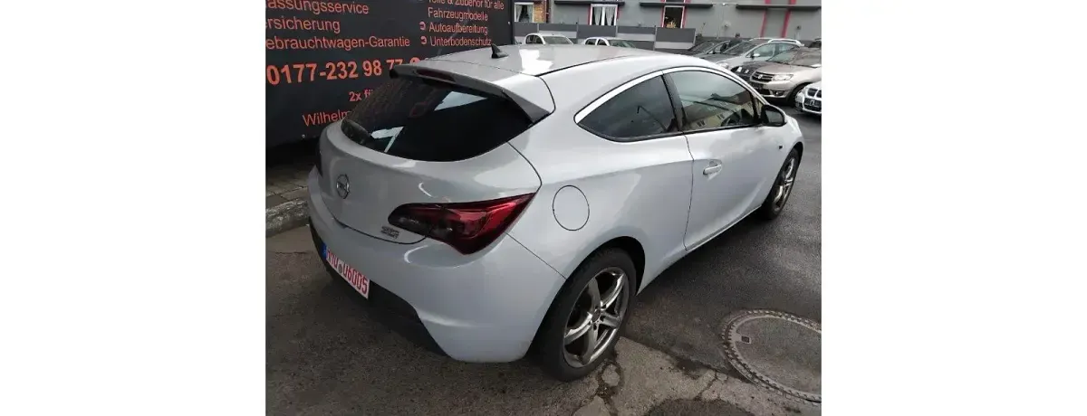 Second-hand Opel Astra 165 CP (121 kW) 2012 Alb Coupe