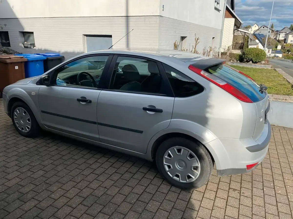 Gebraucht Ford Focus 101 PS (74 kW) 2007 Silber Limousine
