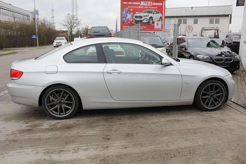 Gebraucht BMW 320 177 PS (130 kW) 2009 Titansilber metallic Coupé