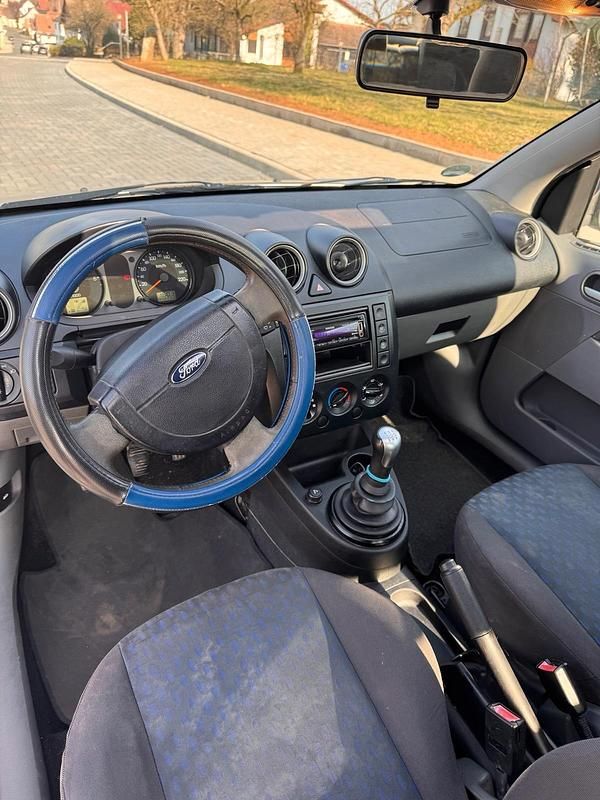 Gebraucht Ford Fiesta 68 PS (50 kW) 2004 Silber Kleinwagen