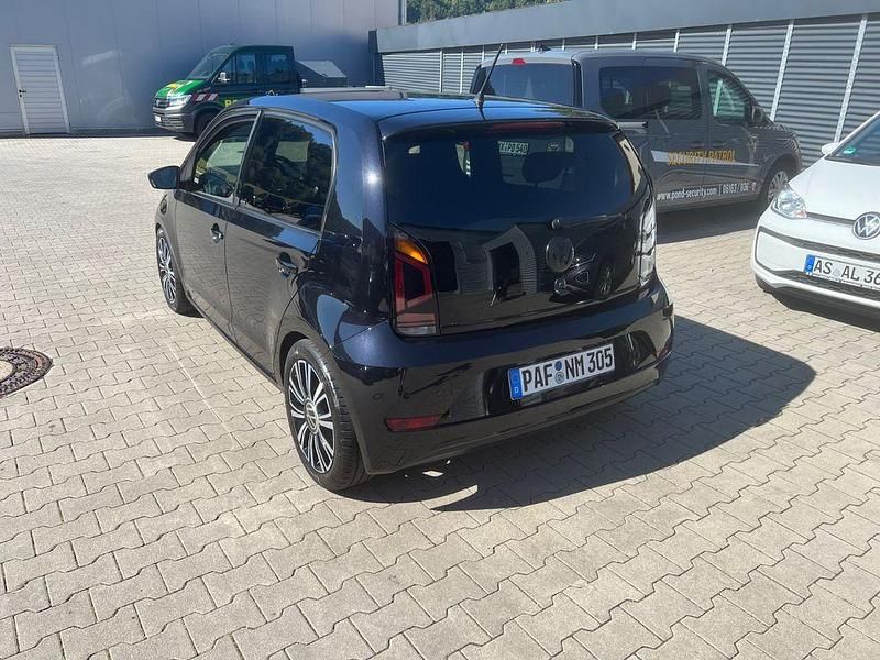 Usado VW up! United 60 CV (44 kW) 2020 Negro Utilitario