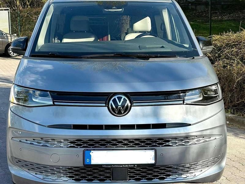 Second-hand VW Multivan Life 150 CP (110 kW) 2023 Argintiu Monovolum