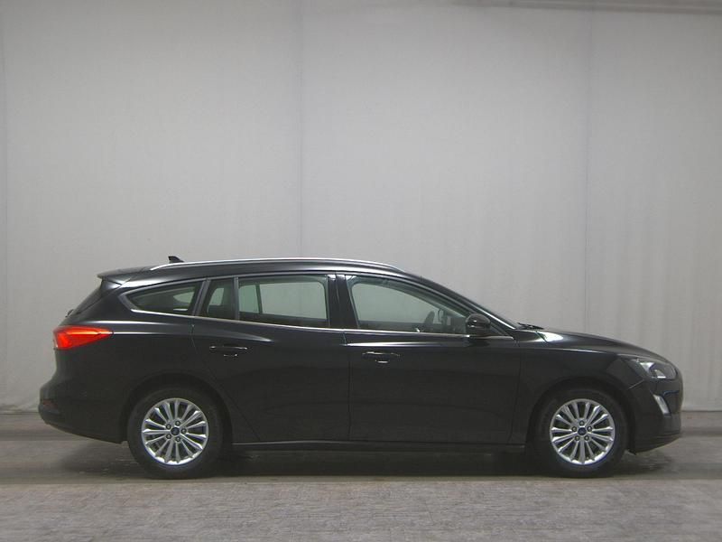 Gebraucht Ford Focus Titanium 125 PS (91 kW) 2021 Obsidianschwarz metallic Kombi
