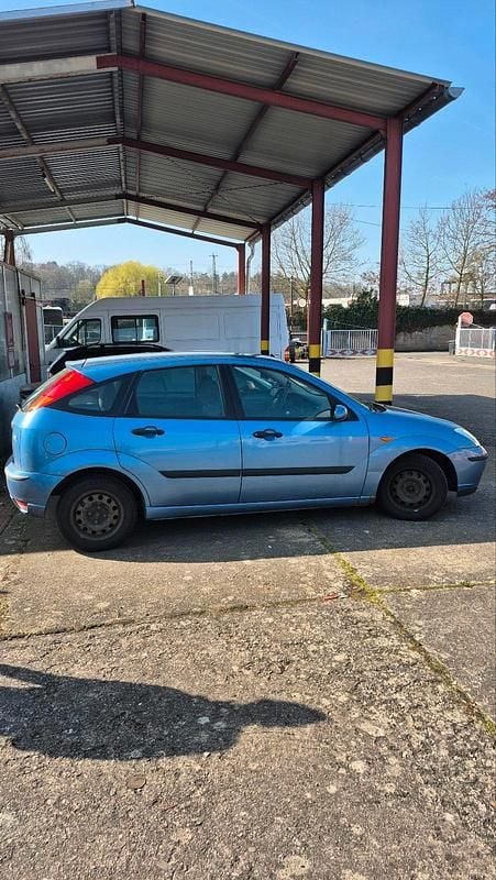 Second-hand Ford Focus 100 CP (73 kW) 2003 Albastru Hatchback