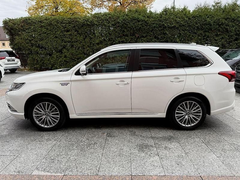 Gebraucht Mitsubishi Outlander P-HEV Plus 224 PS (164 kW) 2021 Weiß SUV