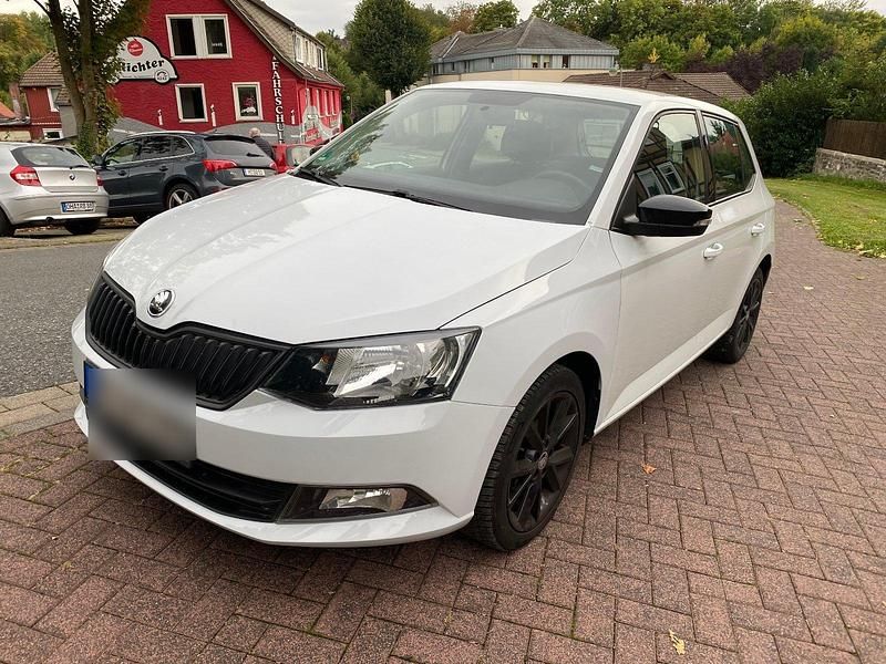 Weiß Gebraucht 2015 Skoda Fabia Kleinwagen | 4.190 € (Guter Preis) - Bild 1/4