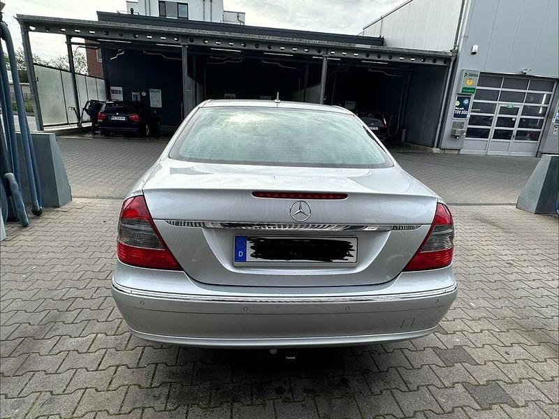 Second-hand Mercedes E200 Elegance 184 CP (135 kW) 2006 Argintiu Berlinǎ