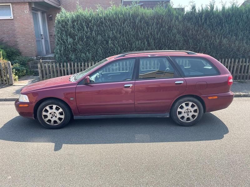 Rot Gebraucht 2003 Volvo V40 Comfort Kombi | 990 € (Guter Preis) - Bild 1/4