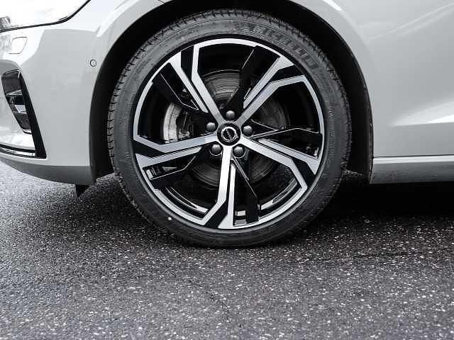 Gebraucht Volvo V60 145 PS (106 kW) 2025 Kombi