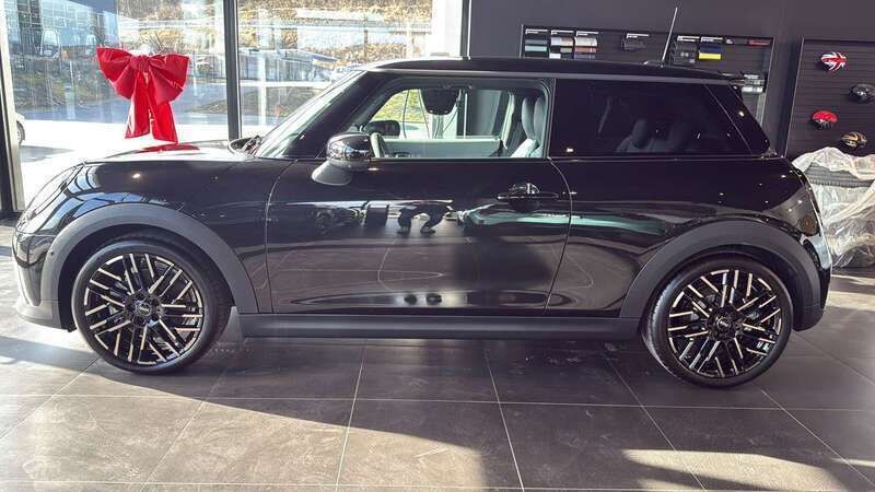 Schwarz Gebraucht 2024 Mini Cooper S Favoured Kleinwagen | 32.999 € (Teuer) - Bild 1/4